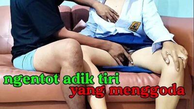 Bokep Indo Adik Tiriku Begitu Menggoda