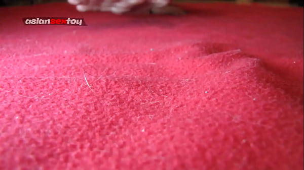 Poured oil on her juicy ass and got orgasm from a big dildo